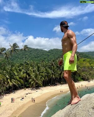 Adrián Pedraja Instagram - Hace un Mes visité por primera vez Colombia . Obvio que volveré 🥹🌴