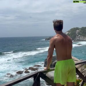 Adrián Pedraja Instagram - Hace un Mes visité por primera vez Colombia . Obvio que volveré 🥹🌴