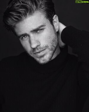 Adrián Pedraja Instagram - Carrusel fotos Blanco y Negro . Distintas épocas . Distintos looks ⚪️⚫️