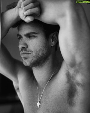 Adrián Pedraja Instagram - Carrusel fotos Blanco y Negro . Distintas épocas . Distintos looks ⚪️⚫️