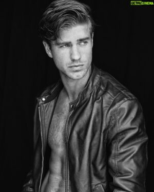 Adrián Pedraja Instagram - Carrusel fotos Blanco y Negro . Distintas épocas . Distintos looks ⚪️⚫️