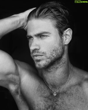 Adrián Pedraja Instagram - Carrusel fotos Blanco y Negro . Distintas épocas . Distintos looks ⚪️⚫️