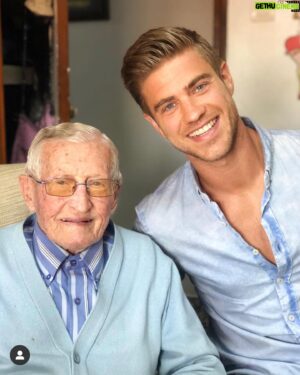 Adrián Pedraja Instagram - Hoy Cumplo 34 Primaveras y hago un Carrusel de fotos y vídeos de ellos porque ellos jamás se olvidaron de un 15 de Noviembre , es el primer año que cumplo sin ellos . GRACIAS a Dios por haber disfrutado de vosotros hasta el último día y por darme la Salud que tengo . No puedo estar más agradecido ♥️🙏