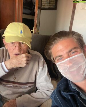 Adrián Pedraja Instagram - Hoy Cumplo 34 Primaveras y hago un Carrusel de fotos y vídeos de ellos porque ellos jamás se olvidaron de un 15 de Noviembre , es el primer año que cumplo sin ellos . GRACIAS a Dios por haber disfrutado de vosotros hasta el último día y por darme la Salud que tengo . No puedo estar más agradecido ♥️🙏