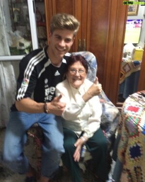 Adrián Pedraja Instagram - Hoy Cumplo 34 Primaveras y hago un Carrusel de fotos y vídeos de ellos porque ellos jamás se olvidaron de un 15 de Noviembre , es el primer año que cumplo sin ellos . GRACIAS a Dios por haber disfrutado de vosotros hasta el último día y por darme la Salud que tengo . No puedo estar más agradecido ♥️🙏