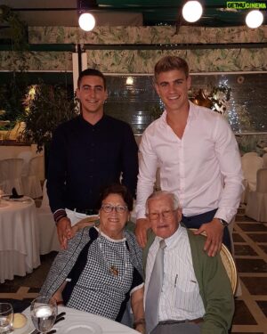 Adrián Pedraja Instagram - Hoy Cumplo 34 Primaveras y hago un Carrusel de fotos y vídeos de ellos porque ellos jamás se olvidaron de un 15 de Noviembre , es el primer año que cumplo sin ellos . GRACIAS a Dios por haber disfrutado de vosotros hasta el último día y por darme la Salud que tengo . No puedo estar más agradecido ♥️🙏