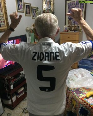 Adrián Pedraja Instagram - Hoy Cumplo 34 Primaveras y hago un Carrusel de fotos y vídeos de ellos porque ellos jamás se olvidaron de un 15 de Noviembre , es el primer año que cumplo sin ellos . GRACIAS a Dios por haber disfrutado de vosotros hasta el último día y por darme la Salud que tengo . No puedo estar más agradecido ♥️🙏