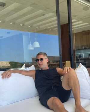 Adrián Suar Instagram - Carrete de verano ☀️ Una foto más y me quedaba en bolas 🤣