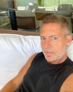 Adrián Suar Instagram - Carrete de verano ☀️ Una foto más y me quedaba en bolas 🤣