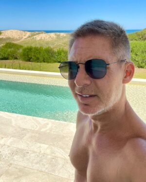 Adrián Suar Instagram - Carrete de verano ☀️ Una foto más y me quedaba en bolas 🤣
