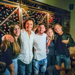 Adrián Suar Instagram - Qué linda cena compartimos ayer. Qué hermoso verlos. Nos reímos mucho con tantas anécdotas. Los quiero. @leomessi ❤️#Celia #Matias #MariaSol @griseldasiciliani  @gusbermudezok