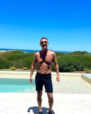 Adrián Suar Instagram - Carrete de verano ☀️ Una foto más y me quedaba en bolas 🤣