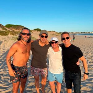 Adrián Suar Instagram - Qué grupo tremendo!!! Los Backstreet Boys del Río de la Plata 🤣 

Los quiero🤎 @ricardodarinok @diegotorresmusica @pablocodevilla