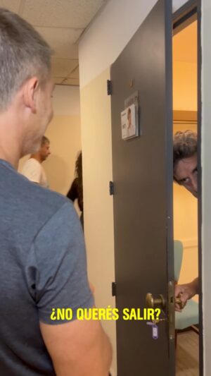 Adrián Suar Instagram - Qué rara la manera de concentrarse de Diego antes de salir al escenario 🤔🤣 Últimas 4 semanas y nos vamos de gira #Inmaduros @inmadurosteatro #Imperdibles #Imparables