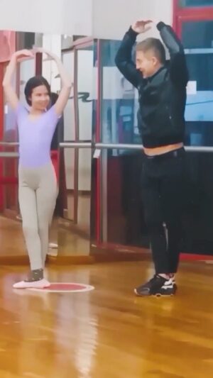 Adrián Suar Instagram - Ayer en la clase abierta de danza con Marga, los padres tuvimos que bailar. Ella me trata de acomodar la postura, pero me tendrían que dar unas piernas nuevas 😂❤️