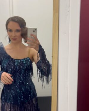 Adriana Mašková Instagram - 4. Přenos i můj celý look byl nádherný! Miluju to a miluju to, že jedeme dál! 
Vďečná! 🤍

💄 @sablikovamakeup 
👗 @kostymerna.cz @nosme_dance 
💇🏽‍♀️ @frufkaseznam.cz_