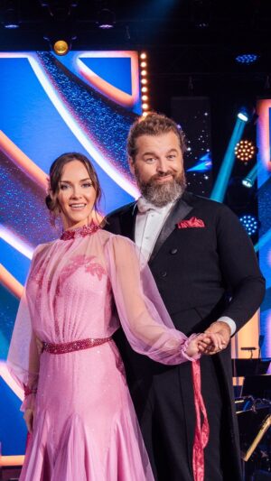 Adriana Mašková Instagram - Znáte ten pocit, když nechcete ani mrknout, aby vám nic neuniklo? 💫My ho zažili při pohledu na valčík Josefa Maršálka a Adriany Maškové na píseň Iris. 😍

Taky jste jejich tanec sledovali bez mrknutí oka? 👁️

Jak pro tento pár hlasovat? SMS zprávou ve tvaru SD 3 na číslo 906 11 13. 📱

#stardancexii #stardancecz #ceskatelevize