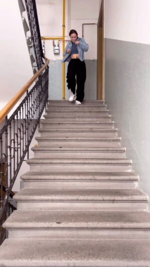 Adriana Mašková Instagram - Už trénuju hopsání ze schodů na novou řadu @stardancecz 🙈😂