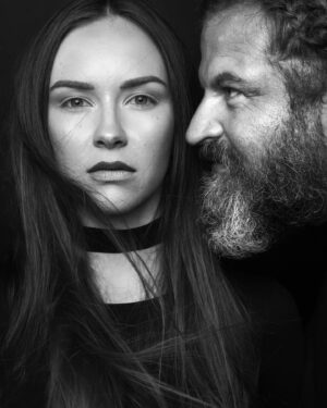Adriana Mašková Instagram - Fotky umí zachytit jedinou vteřinu, jediný okamžik. Neopakovatelný zážitek. Nikdy to nebude naprosto stejné a totožné.

A schválně, co na té fotce vidíte vy? Co z ní cítíte? A ze které? Přijdou vám stejné?

Dnes podruhé sladce rozvlni @marsalekjosef82 své tělo na tanečním parketu @stardancecz. Opět pochopitelně za podpory @adrianamaskova. 

Opět vám budeme, miláčci, držet pěsti. 

#jednickanadvojce #honzakorinek #honzakorinekhairstudio #zazijtojinak #zazijtospolu #friends #pic #power #love