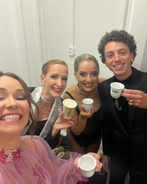 Adriana Mašková Instagram - Stardance diaries 🤍❄️

1. Značka letošní StarDance
2. ExRodinka na “kafe”
3. TeďRodinka na výletě
4. StarDance red light district
5. Posíláme pusinky 
6. Kuba a jeho doubleknír 
7. Poprvé a naposledy první místo v tabulce 
8. Kočičí jazýčky
9./10. A co na to děti? 

Díky Vám všem, co jste nás tak podporovali a my si tu cestu mohli užívat tak dlouho. 🤍 bylo to magické ❄️✨