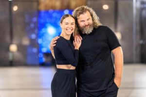 Adriana Mašková Instagram - 🕺🏾💃🏽 POPIS K FOTKÁM 🤷🏽‍♂️🤌🏽

Dnes trochu z jiného soudku. Pojďme se společně podívat na to, v jakých fázích probíhají naše tréninky s @adrianamaskova ve @stardancecz 🤌🏽🕺🏾💃🏽

1️⃣ Přivítání. Fáze absolutního štěstí. ☺️
2️⃣ Adri se snaží nesmát se mi. Jde ji to. Jde? 🤔
3️⃣ Helena Vondráčková; Vzhůru k výškám 🙄
4️⃣ Josef: Nas nedogonjať 🏃🏽‍♂️
5️⃣ Pokud se Vám doteď v životě nazapletly vlastní nohy do sebe samých, je potřeba některé věci přehodnotit 💅🏼
6️⃣ Adri: “Toto je MŮJ taneční prostor a TOTO je tvůj 🤌🏽✔️
7️⃣ Věšák na prádlo ©️
8️⃣ Až na vrcholky hor, Věra Martinová 👯‍♀️
9️⃣ V absolutním vyčerpání hledáte EXIT a vysíláte signály 🆘
1️⃣0️⃣ Jde se (no, jde se, kulhá a nebo spíš zběsilý úprk🤷🏽‍♂️…) domů CHA~CHA~CHA

Díky milá Adri za trpělivost. Tvým úkolem je ve mně najít tanečníka. Stejně jako Michelangelo našel v kuse kamene Davida. Děláš to fantasticky! 

❤️❤️❤️

©️ @ceskatelevize 
📸 @mikulas_krepelka 

#stardance #dance #tanec #pohyb #sport #makame #jedemedal #usmev #endorfiny #televize #ceskatelevize #herec #tanecnice #adriajosef #strictlycomedancing #letsdance #💃🏽 #🕺🏾