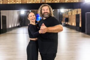 Adriana Mašková Instagram - 🕺🏾💃🏽 POPIS K FOTKÁM 🤷🏽‍♂️🤌🏽

Dnes trochu z jiného soudku. Pojďme se společně podívat na to, v jakých fázích probíhají naše tréninky s @adrianamaskova ve @stardancecz 🤌🏽🕺🏾💃🏽

1️⃣ Přivítání. Fáze absolutního štěstí. ☺️
2️⃣ Adri se snaží nesmát se mi. Jde ji to. Jde? 🤔
3️⃣ Helena Vondráčková; Vzhůru k výškám 🙄
4️⃣ Josef: Nas nedogonjať 🏃🏽‍♂️
5️⃣ Pokud se Vám doteď v životě nazapletly vlastní nohy do sebe samých, je potřeba některé věci přehodnotit 💅🏼
6️⃣ Adri: “Toto je MŮJ taneční prostor a TOTO je tvůj 🤌🏽✔️
7️⃣ Věšák na prádlo ©️
8️⃣ Až na vrcholky hor, Věra Martinová 👯‍♀️
9️⃣ V absolutním vyčerpání hledáte EXIT a vysíláte signály 🆘
1️⃣0️⃣ Jde se (no, jde se, kulhá a nebo spíš zběsilý úprk🤷🏽‍♂️…) domů CHA~CHA~CHA

Díky milá Adri za trpělivost. Tvým úkolem je ve mně najít tanečníka. Stejně jako Michelangelo našel v kuse kamene Davida. Děláš to fantasticky! 

❤️❤️❤️

©️ @ceskatelevize 
📸 @mikulas_krepelka 

#stardance #dance #tanec #pohyb #sport #makame #jedemedal #usmev #endorfiny #televize #ceskatelevize #herec #tanecnice #adriajosef #strictlycomedancing #letsdance #💃🏽 #🕺🏾