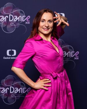 Adriana Mašková Instagram - To nejlepší jsme si nechali na závěr. 💞💃 Představujeme profesionální tanečnice nové řady StarDance! 🪩 Těšit se můžete na Kateřinu Bartuněk Hrstkovou, Adrianu Maškovou, Lenku Noru Návorkovou, Terezu Pruckovou a Andreu Třeštikovou. 🩰

Zatančí si finálový tanec jedna z nich? 🪭👑

#stardancexiii #stardancecz #ceskatelevize