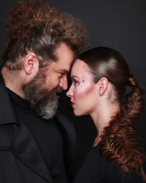 Adriana Mašková Instagram - Máme rádi lidí, kteří něco umí a nebojí se. Budujme dlouhodobé vztahy. Prohlubujeme je.

A stejně tak to máme i s @marsalekjosef82 Známe se už léta. Když jsme se poznali, tak v té době Josef pekl doma na Vinohrady, v zádech měl už spoustu zkušeností, cest a chytrostí. V hlavě měl plány a sny. Postupně, trpělivě si za nimi šel a pořád jde. Je to inspirativní. Opravdu a nesmírně. 

Dnes stojí na prahu jiné éry. Taneční. Mouku a máslo vymění na pár týdnů za pudry a lesky. Místo zástěry si nazuje taneční střevíce, do náručí chopí @adrianamaskova a společně zazáří na tanečním parketu @stardancecz🕺🏼💃🏻.

Jsme neskutečně pyšní, milý Josifku, kde si, kam jdeš a že u některých věcí můžeme být s Tebou. Přejeme vám oběma s Adrianou, ať si to užijete a užíváte 🖤🖤

@honzakorinek.kadernik & @jan_ctvrtecka

#honzakorinek #honzakorinekhairstudio
#jednickanadvojce #zazijtospolu #zazijtojinak #kadernictvipraha #friends #support #love