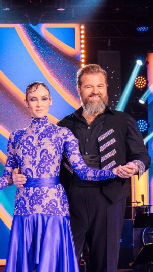 Adriana Mašková Instagram - Pomáhat se dá i tancem. 💃🕺O tom nás na vlastní oči přesvědčili Josef Maršálek a Adriana Mašková tancem paso doble na píseň El Sombreron, který věnovali patronce Lence. 🤩

I vy můžete Centrum Paraple podpořit SMS ve tvaru DMS PARAPLE 30, 90 nebo 190 na telefonní číslo 87 777. Moc vám děkujeme. 💕

#stardancexii #stardancecz #ceskatelevize