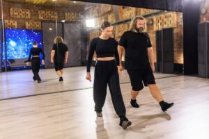 Adriana Mašková Instagram - 🕺🏾💃🏽 POPIS K FOTKÁM 🤷🏽‍♂️🤌🏽

Dnes trochu z jiného soudku. Pojďme se společně podívat na to, v jakých fázích probíhají naše tréninky s @adrianamaskova ve @stardancecz 🤌🏽🕺🏾💃🏽

1️⃣ Přivítání. Fáze absolutního štěstí. ☺️
2️⃣ Adri se snaží nesmát se mi. Jde ji to. Jde? 🤔
3️⃣ Helena Vondráčková; Vzhůru k výškám 🙄
4️⃣ Josef: Nas nedogonjať 🏃🏽‍♂️
5️⃣ Pokud se Vám doteď v životě nazapletly vlastní nohy do sebe samých, je potřeba některé věci přehodnotit 💅🏼
6️⃣ Adri: “Toto je MŮJ taneční prostor a TOTO je tvůj 🤌🏽✔️
7️⃣ Věšák na prádlo ©️
8️⃣ Až na vrcholky hor, Věra Martinová 👯‍♀️
9️⃣ V absolutním vyčerpání hledáte EXIT a vysíláte signály 🆘
1️⃣0️⃣ Jde se (no, jde se, kulhá a nebo spíš zběsilý úprk🤷🏽‍♂️…) domů CHA~CHA~CHA

Díky milá Adri za trpělivost. Tvým úkolem je ve mně najít tanečníka. Stejně jako Michelangelo našel v kuse kamene Davida. Děláš to fantasticky! 

❤️❤️❤️

©️ @ceskatelevize 
📸 @mikulas_krepelka 

#stardance #dance #tanec #pohyb #sport #makame #jedemedal #usmev #endorfiny #televize #ceskatelevize #herec #tanecnice #adriajosef #strictlycomedancing #letsdance #💃🏽 #🕺🏾