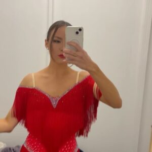 Adriana Mašková Instagram - V nějaké zprávě bylo napsáno, že jsem jako italská Červená Karkulka 😄❤️ a co víc si přát! 😄❤️

💄 @sablikovamakeup 
👗 @kostymerna.cz @nosme_dance