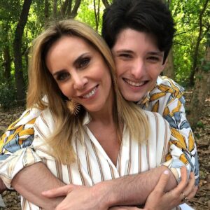 Adriana Salonia Instagram - Hoy hermoso capítulo con los hijos más talentosos  @fede.pezet , @elpurre  y mi adorado @soy_desantodd 
Gracias a esta hermosa familia de ficción que tanto disfruté en cada día de grabación.
Hoy Mariana aprende de sus hijos♥️
#elprimerodenosotros @telefe
@darioturo  @guillermo.pendino 
@vis_global @paramountplusla