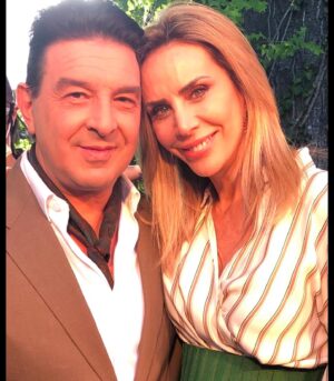 Adriana Salonia Instagram - Hoy  21 y 45 hs comienza  y esta es mi familia en “ El primero de nosotros” en @telefe 
Gracias @soy_desantodd sos el mejor actor, amigo y persona para compartir este viaje y camino recorrido. Te quiero y disfruté de cada momento, de cada escena y de cada charla.
Gracias @elpurre y @fede.pezet los mejores hijos  que nos regaló la ficción, siempre amorosos, inteligentes y  con mucho talento joven para seguir aprendiendo. 
Ojalá les guste y la disfruten tanto como nosotros al hacerla.
Gracias infinitas a todo el equipo de actores, técnicos, directores, autores, maquilladores, peinado, arte, camarógrafos, sonido, producción, apuntadores del
@primerodenosotrosok 
Gracias @darioturo y @guillermo.pendino por convocarme a ser parte de este sueño cumplido.

A los protagonistas @paola_krum @benjaminvicuna.ok @memefunes @castrolucianook @aruzzireal @soy_desantodd 
Autores @korovs @romi.moretto @micaelalibson @juanciuffo75
Directores @pablo_ambrosini y Pablo Vasquez @diesanchez77 
#showrunner @jorgebecharanet 
#vestuario @amelie.coral 
#maquillaje @marita__mara @leila.promakeup @tony.mkp 
#peinados @day_nanu 
#apuntadora @miriam.dominguez.ok 

@paramountplusla @vis_global