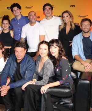 Adriana Salonia Instagram - Vimos #elprimerodenosotros en cine todos juntos. Aquí van algunas imágenes de esta hermosa  noche compartida♥️
Gracias @mariagorof por vestirme.
Y @mauriciocamilomaquillador por tus manos mágicas.

Lunes 21 de marzo en @telefe también en @paramountplusla 
@vis_global
 @darioturo @guillermo.pendino
