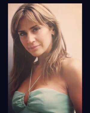 Adriana Salonia Instagram - #tbt una de cuando hicimos la novela rusa en @telefe @betu_brewda 
En los pasillos del canal sacamos esta foto para el director ruso.
No había hecho el casting para protagonista, pero cuando volvieron a revisarlos me vieron y vos me llamaste para darme la noticia. ❤️