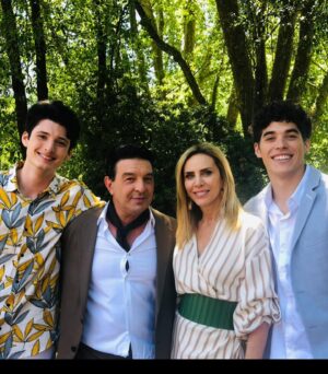 Adriana Salonia Instagram - Hoy  21 y 45 hs comienza  y esta es mi familia en “ El primero de nosotros” en @telefe 
Gracias @soy_desantodd sos el mejor actor, amigo y persona para compartir este viaje y camino recorrido. Te quiero y disfruté de cada momento, de cada escena y de cada charla.
Gracias @elpurre y @fede.pezet los mejores hijos  que nos regaló la ficción, siempre amorosos, inteligentes y  con mucho talento joven para seguir aprendiendo. 
Ojalá les guste y la disfruten tanto como nosotros al hacerla.
Gracias infinitas a todo el equipo de actores, técnicos, directores, autores, maquilladores, peinado, arte, camarógrafos, sonido, producción, apuntadores del
@primerodenosotrosok 
Gracias @darioturo y @guillermo.pendino por convocarme a ser parte de este sueño cumplido.

A los protagonistas @paola_krum @benjaminvicuna.ok @memefunes @castrolucianook @aruzzireal @soy_desantodd 
Autores @korovs @romi.moretto @micaelalibson @juanciuffo75
Directores @pablo_ambrosini y Pablo Vasquez @diesanchez77 
#showrunner @jorgebecharanet 
#vestuario @amelie.coral 
#maquillaje @marita__mara @leila.promakeup @tony.mkp 
#peinados @day_nanu 
#apuntadora @miriam.dominguez.ok 

@paramountplusla @vis_global