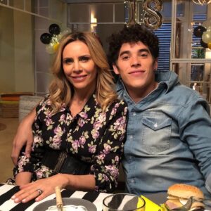 Adriana Salonia Instagram - Hoy hermoso capítulo con los hijos más talentosos  @fede.pezet , @elpurre  y mi adorado @soy_desantodd 
Gracias a esta hermosa familia de ficción que tanto disfruté en cada día de grabación.
Hoy Mariana aprende de sus hijos♥️
#elprimerodenosotros @telefe
@darioturo  @guillermo.pendino 
@vis_global @paramountplusla