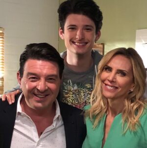 Adriana Salonia Instagram - Hoy hermoso capítulo con los hijos más talentosos  @fede.pezet , @elpurre  y mi adorado @soy_desantodd 
Gracias a esta hermosa familia de ficción que tanto disfruté en cada día de grabación.
Hoy Mariana aprende de sus hijos♥️
#elprimerodenosotros @telefe
@darioturo  @guillermo.pendino 
@vis_global @paramountplusla