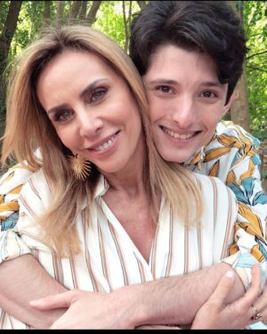 Adriana Salonia Instagram - Acá les comparto fotos de abrazos bien lindos con algunos de mis compañeros ♥️
 @primerodenosotrosok 
@darioturo @guillermo.pendino 
@telefe  @vis_global