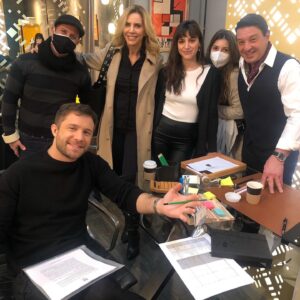 Adriana Salonia Instagram - Un poco de lo lindo que se vive mientras hacemos @primerodenosotrosok 
@telefe 
@paramountplusla 
@vis_global