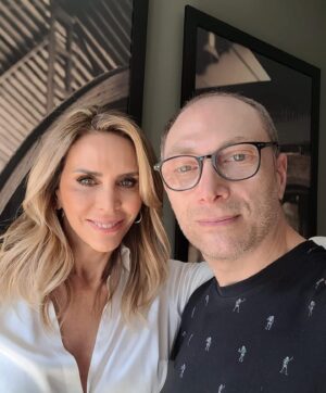 Adriana Salonia Instagram - Vimos #elprimerodenosotros en cine todos juntos. Aquí van algunas imágenes de esta hermosa  noche compartida♥️
Gracias @mariagorof por vestirme.
Y @mauriciocamilomaquillador por tus manos mágicas.

Lunes 21 de marzo en @telefe también en @paramountplusla 
@vis_global
 @darioturo @guillermo.pendino