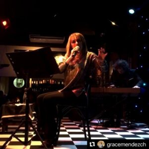 Adriana Varela Instagram - Gracias @gracemendezch por este video!!
・・・
Extraordinaria @adrianavarelaoficial en @cafelahumedad. Repite el sábado 3 de julio. No se la pierdan !