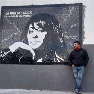 Adriana Varela Instagram - Y acá, en Avellaneda, quedó gran parte de mi juventud. ¡Gracias a este plástico, muralista, hermosa persona @oskydi / @oskydibiasearte que me volvió a llevar a Avellaneda!