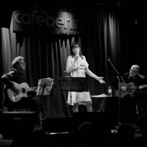 Adriana Varela Instagram - Noche de encuentros! Gracias @cafeberlinbuenosaires ! Sos lo más querido @negrorada !!! Hermosas fotos @horacioanneccafotografia !!! FELÍZ!