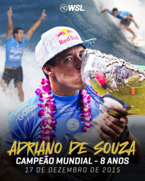 Adriano de Souza Instagram - Há 8 anos, @adrianodesouza fazia história ao se tornar campeão mundial de surfe! 🏆🇧🇷👏

#WSLBrasil
