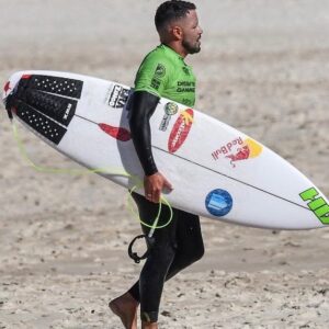 Adriano de Souza Instagram - Encerro mais um ano competitivo, foi um ano lindo, competir em lugares muito irado, Portugal, Maldivas e França 🥰
Hoje a competição me deixa em um estado onde eu tenho a obrigação de me cuidar, ir pra academia, mesmo não fazendo c a intensidade do passado, mas já é uma grande vítoria.
Muitas pessoas me falam, mas você não se aposentou e tal!
Bom, eu encerrei o meu ciclo no Mundial de Surf, lá ficou por completo, e no Brasil ainda pretendo ficar uns anos competindo por aqui, me sinto bem, vejo o quanto eu me sinto bem em vestir uma lycra, viajar pelo Brasil e competir em lugares onde eu nunca tive a chance.
Agradeço a minha familia, amigos e patrocinadores.
Até 2024 🚀 I will be 🔙