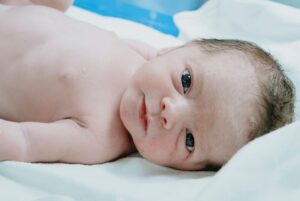 Adriano de Souza Instagram - 03 de julho de 2024 17:22h nasceu o Romeo, nosso amor maior 💙 Filho você já é muito amado por todos, te amamos MUITO nosso anjinho que veio iluminar ainda mais nossa família 👶🏼🙏🏼