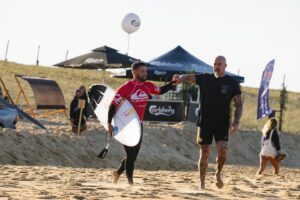 Adriano de Souza Instagram - Encerro mais um ano competitivo, foi um ano lindo, competir em lugares muito irado, Portugal, Maldivas e França 🥰
Hoje a competição me deixa em um estado onde eu tenho a obrigação de me cuidar, ir pra academia, mesmo não fazendo c a intensidade do passado, mas já é uma grande vítoria.
Muitas pessoas me falam, mas você não se aposentou e tal!
Bom, eu encerrei o meu ciclo no Mundial de Surf, lá ficou por completo, e no Brasil ainda pretendo ficar uns anos competindo por aqui, me sinto bem, vejo o quanto eu me sinto bem em vestir uma lycra, viajar pelo Brasil e competir em lugares onde eu nunca tive a chance.
Agradeço a minha familia, amigos e patrocinadores.
Até 2024 🚀 I will be 🔙