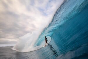 Adriano de Souza Instagram - Que dia para finalizar a minha viagem🙏, paraíso, sessão de surf com os amigos 💣
📸 @paullavoine 
@fisswofficial 
@marco_gregori 
@leofioravanti 
Better days are coming 🙏