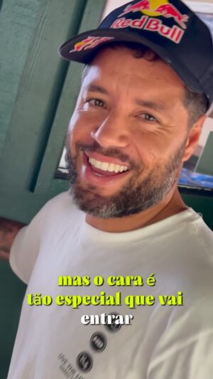 Adriano de Souza Instagram - Mantendo a tradição de invadir a casa da galera, dessa vez a vítima foi a @redbull 😅 @redbullbr 
Mas agora tenho a desculpa que foi um campeão mundial que me levou 😉👊🏆🇧🇷